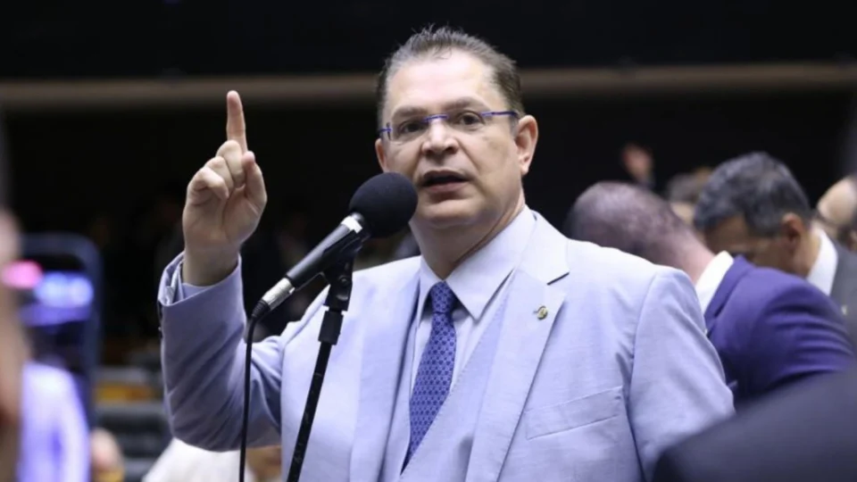 Sóstenes acusa Moraes de abuso de autoridade e exige reação da Câmara