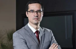 Justiça condena Deltan Dallagnol a indenizar Lula por PowerPoint que expôs esquema de corrupção