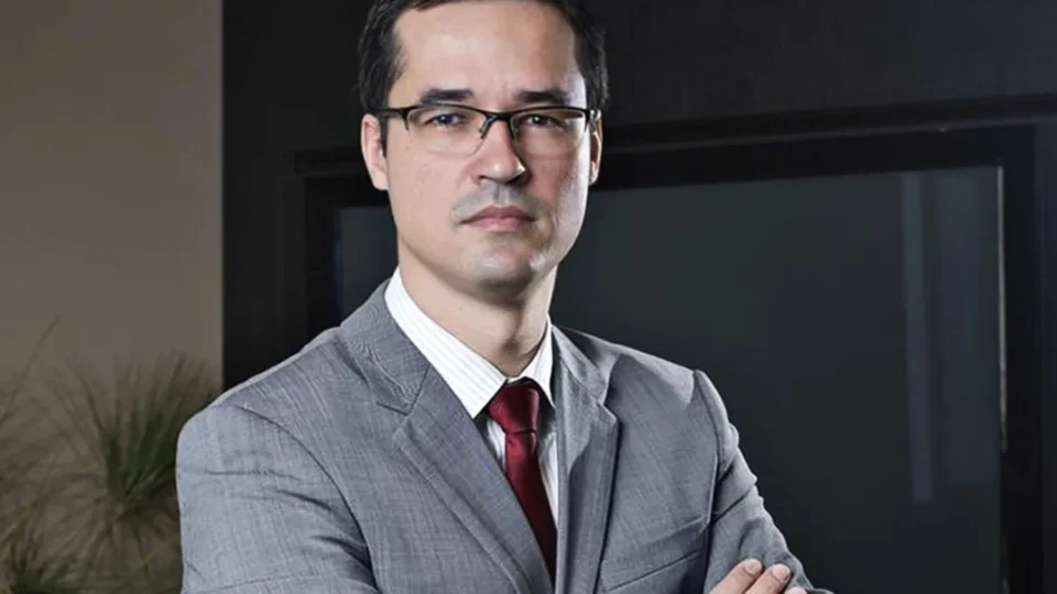 Justiça condena Deltan Dallagnol a indenizar Lula por PowerPoint que expôs esquema de corrupção