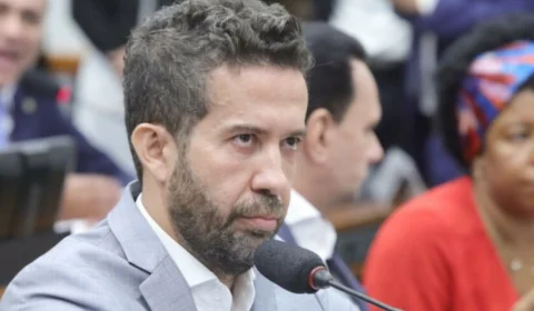 Relator propõe ao Conselho de Ética da Câmara suspensão do mandato de Janones por três meses