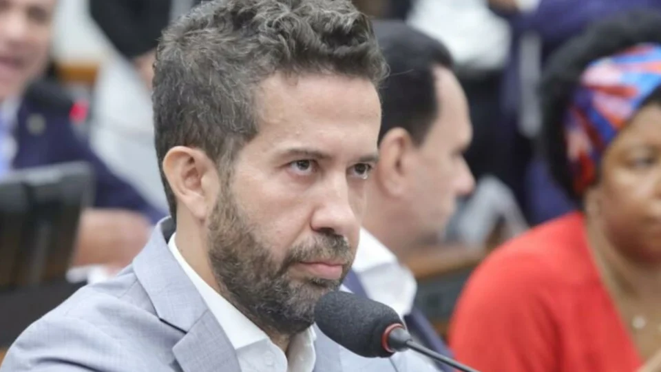 Relator propõe ao Conselho de Ética da Câmara suspensão do mandato de Janones por três meses