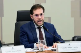 Plínio Valério critica novo grupo da BR-319 e diz que anúncio do governo é manobra eleitoral