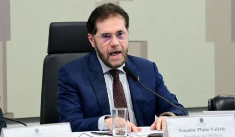 Plínio Valério critica novo grupo da BR-319 e diz que anúncio do governo é manobra eleitoral