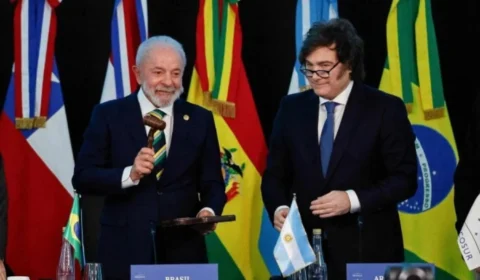 Lula assume presidência do Mercosul e tem encontro frio com Milei na Argentina