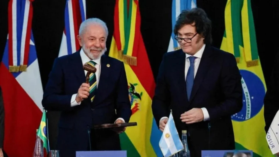 Lula assume presidência do Mercosul e tem encontro frio com Milei na Argentina