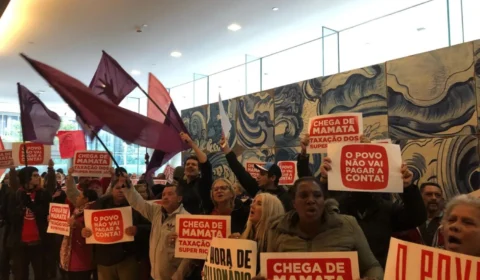 Ativistas de esquerda invadem prédio na Faria Lima por taxa de super-ricos