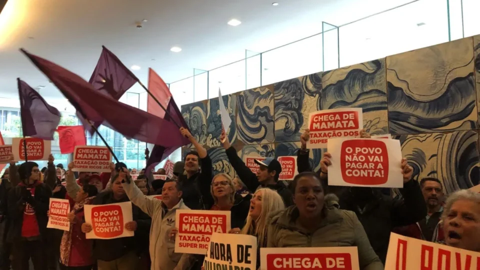 Ativistas de esquerda invadem prédio na Faria Lima por taxa de super-ricos