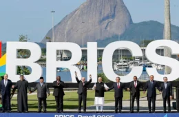 Irã aposta no BRICS para fortalecer regime e confrontar influência ocidental