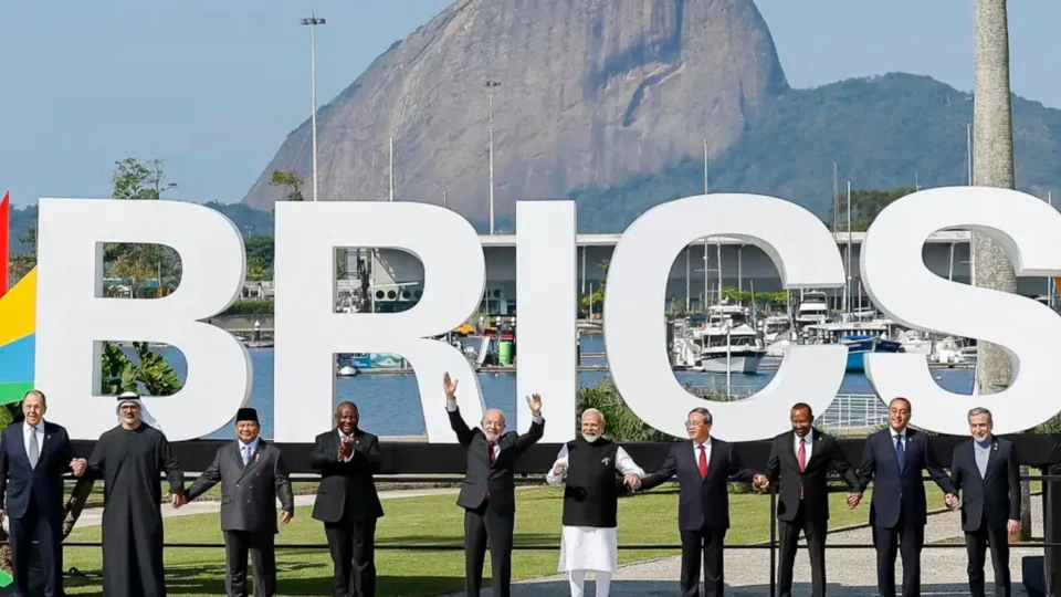 Irã aposta no BRICS para fortalecer regime e confrontar influência ocidental