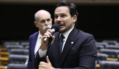 Alberto Neto cobra explicações do Ministério da Defesa sobre crise na Força Aérea Brasileira
