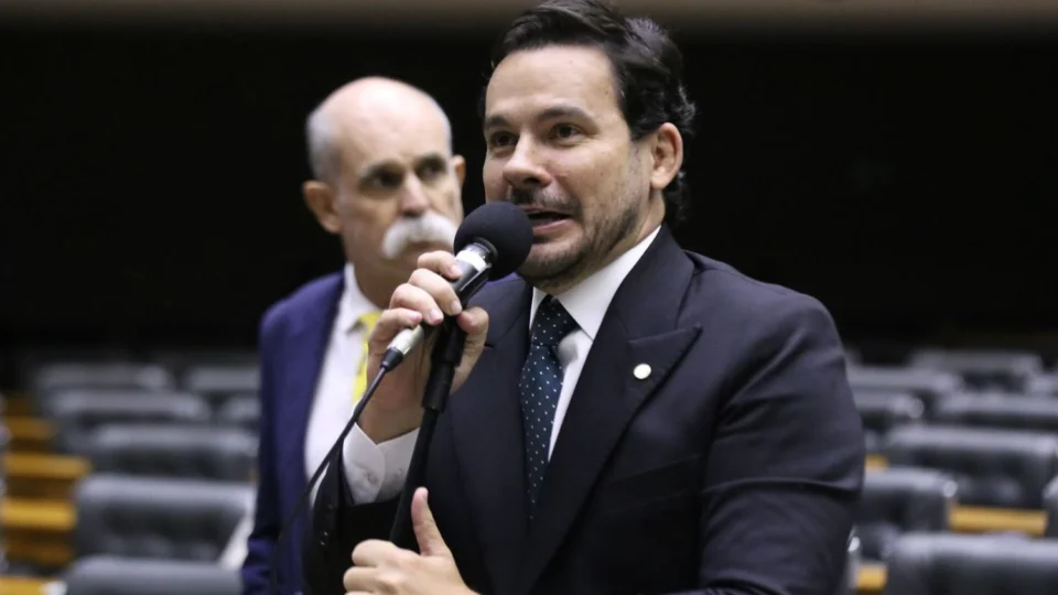 Alberto Neto cobra explicações do Ministério da Defesa sobre crise na Força Aérea Brasileira