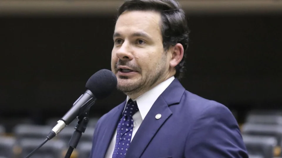 Alberto Neto aciona Ministérios da Justiça e Direitos Humanos por proteção integral a crianças