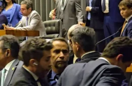 Janones causa tumulto e é confrontado por deputados de direita no plenário da Câmara