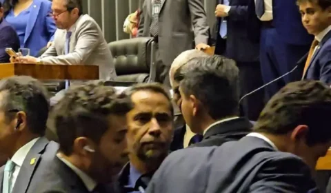 Janones causa tumulto e é confrontado por deputados de direita no plenário da Câmara