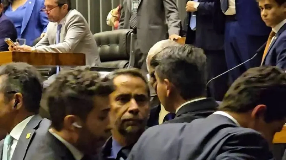 Janones causa tumulto e é confrontado por deputados de direita no plenário da Câmara