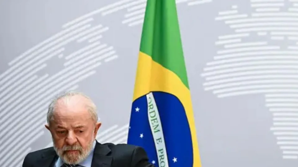 Revista britânica aponta incoerência na política externa e queda de popularidade de Lula