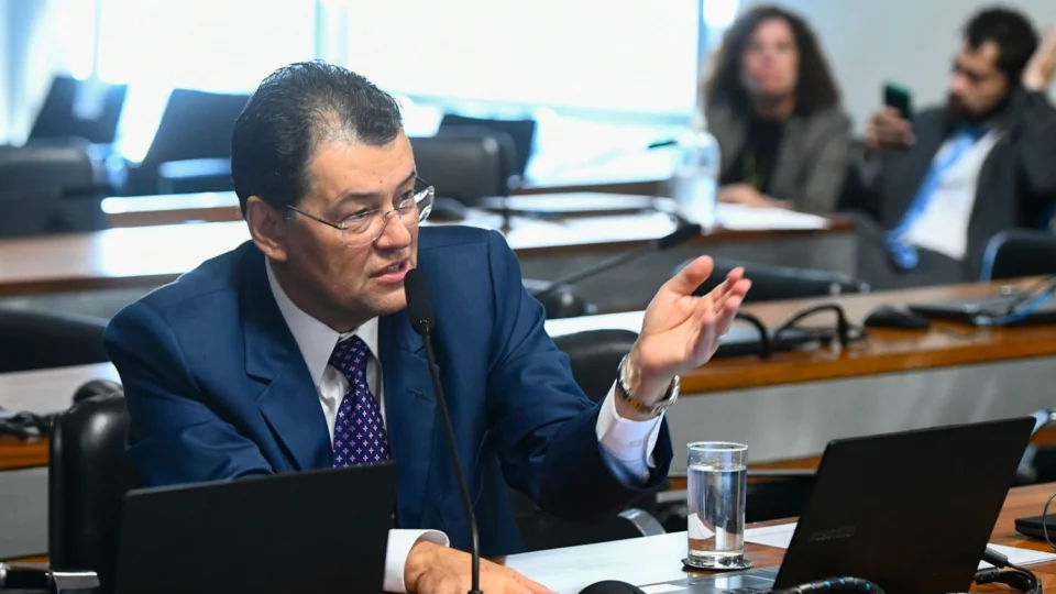 Senador Eduardo Braga é escolhido uma das ‘100 Cabeças do Congresso Nacional’