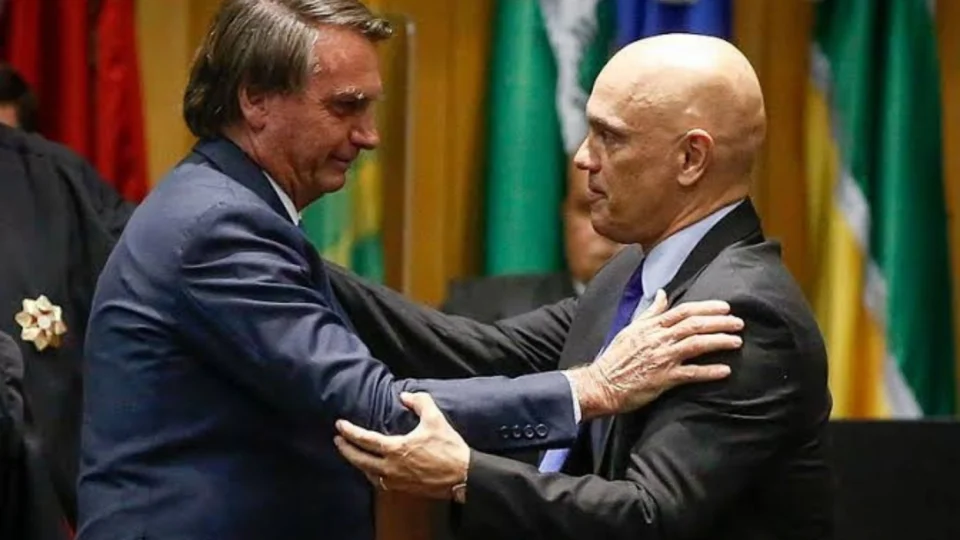 Moraes determina prisão domiciliar de Jair Bolsonaro