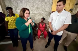 Maria do Carmo e Rosses oferecem orientação jurídica a ambulantes vítimas de operação no Centro