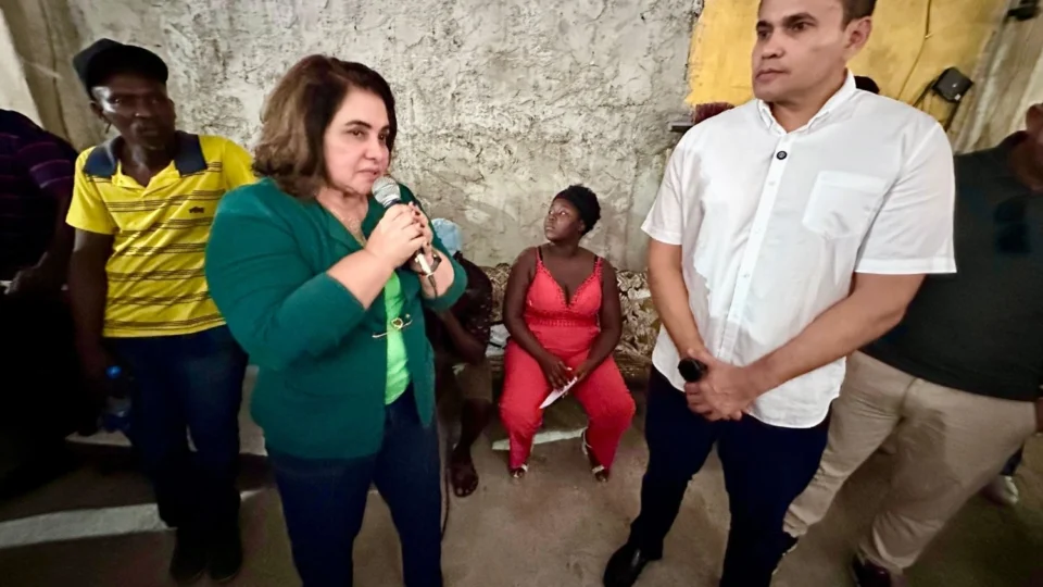 Maria do Carmo e Rosses oferecem orientação jurídica a ambulantes vítimas de operação no Centro