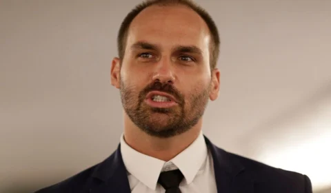 Eduardo Bolsonaro exibe carta de Trump a Bolsonaro e alerta autoridades brasileiras