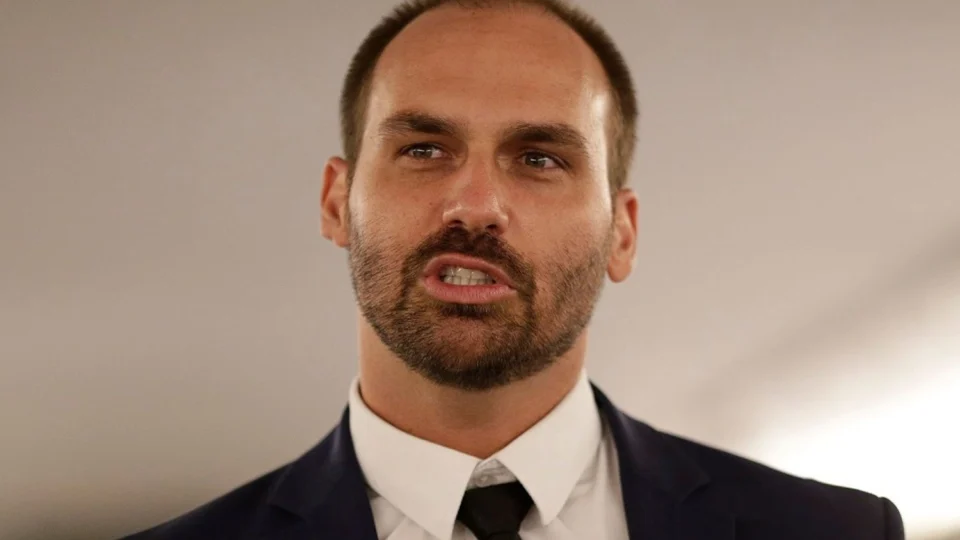 Eduardo Bolsonaro exibe carta de Trump a Bolsonaro e alerta autoridades brasileiras