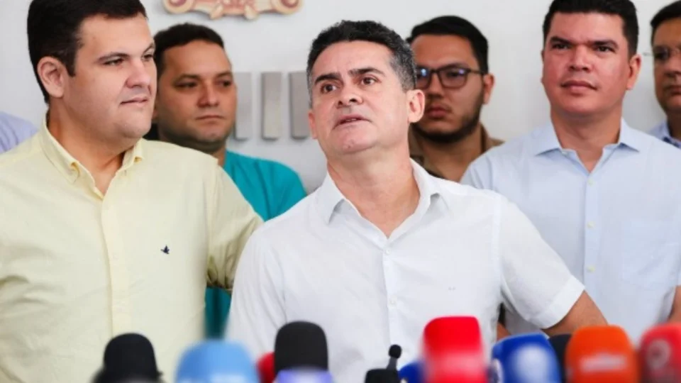 Justiça mantém suspensão de aumento de salários de prefeito e secretários de Manaus