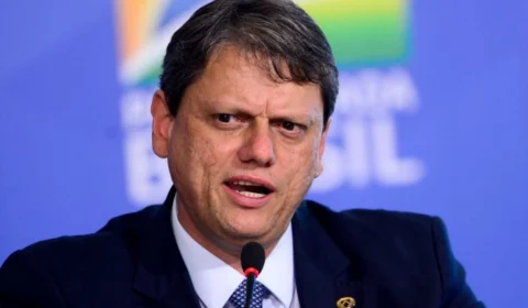 Tarcísio compara morte de Uribe à facada de Jair Bolsonaro