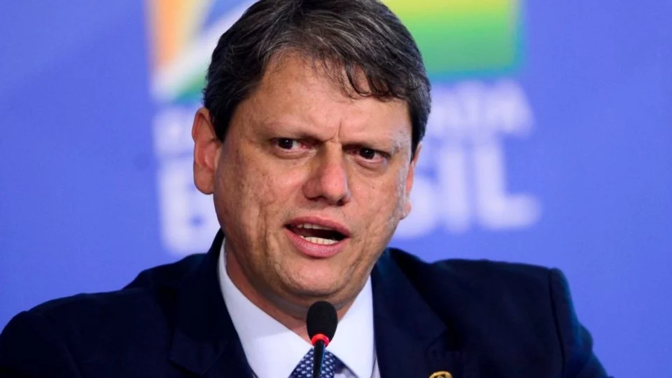 Tarcísio compara morte de Uribe à facada de Jair Bolsonaro