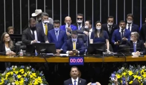 Oposição passa a noite no Senado e na Câmara em protesto