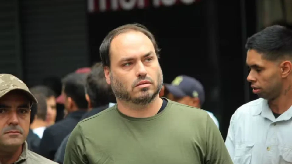 “Alexandre de Moraes está decidido a matar Jair Bolsonaro”, acusa Carlos Bolsonaro