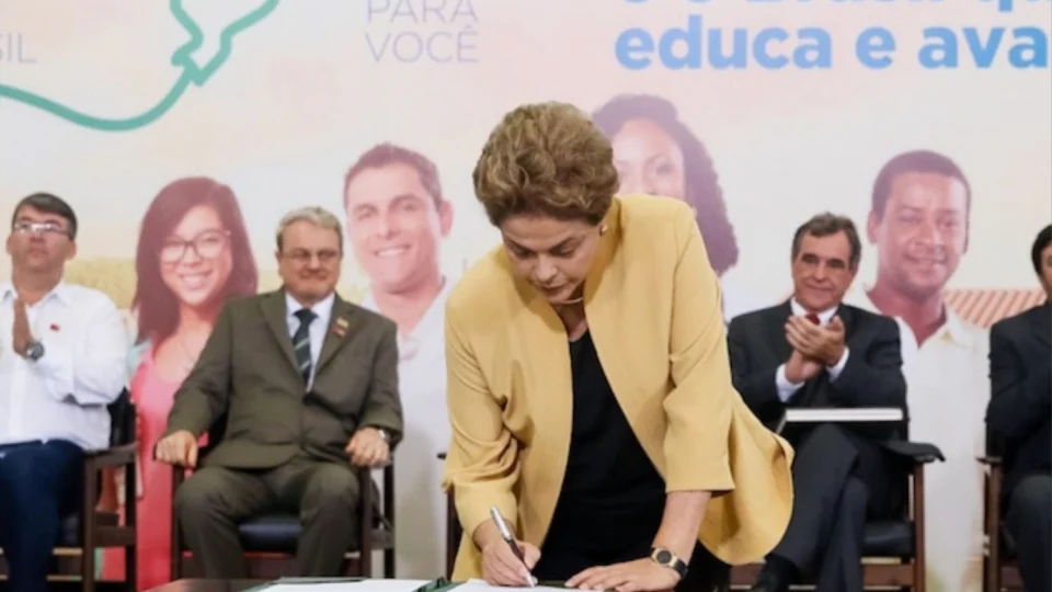 Governo Trump deve incluir Dilma e Padilha entre punidos pelo Mais Médicos