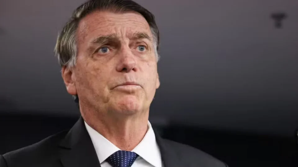 Bolsonaro reage com abatimento após condenação e pode passar por procedimentos médicos