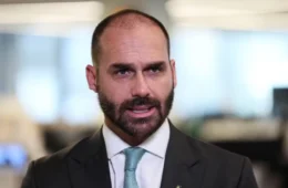 Eduardo Bolsonaro pede a Hugo Motta para exercer mandato nos Estados Unidos