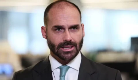 Eduardo Bolsonaro pede a Hugo Motta para exercer mandato nos Estados Unidos