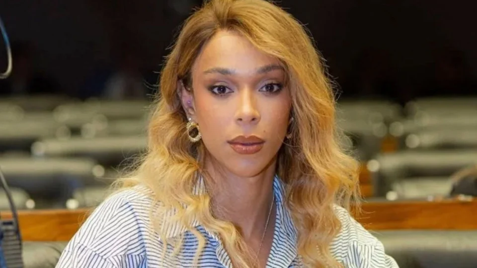 Erika Hilton ataca Eduardo: “Nunca mais abraçará seu pai”