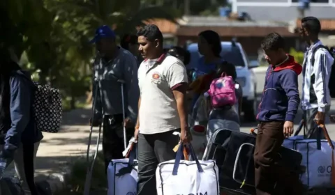 Fluxo de migrantes da Venezuela em busca de ajuda no Brasil dobra após conflito entre EUA e Maduro