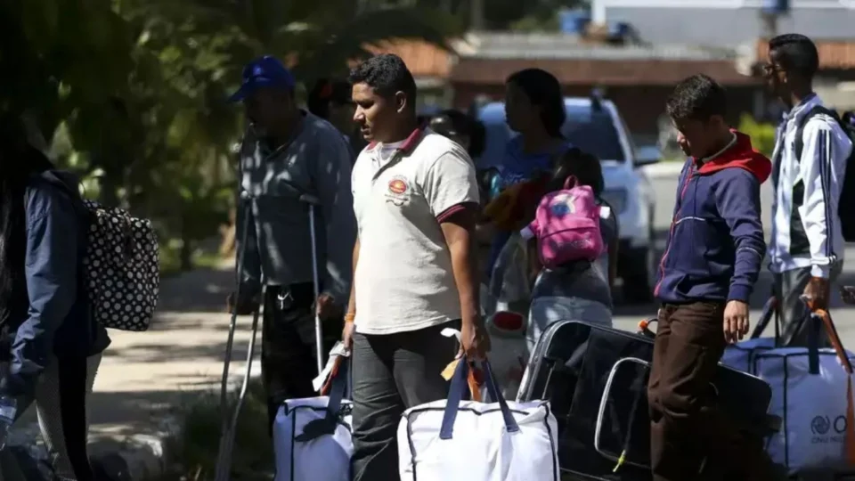 Fluxo de migrantes da Venezuela em busca de ajuda no Brasil dobra após conflito entre EUA e Maduro