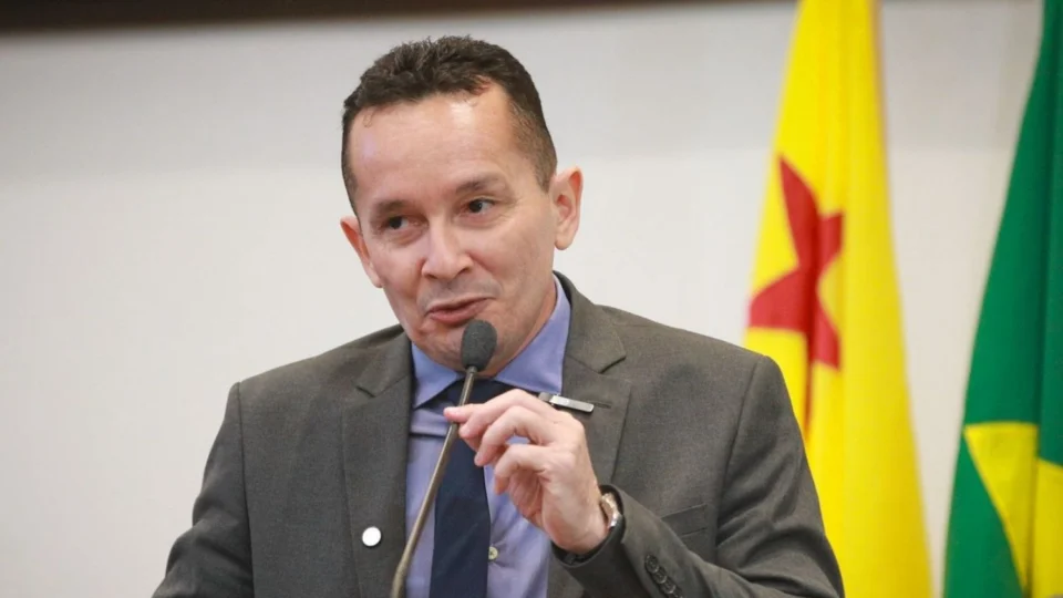 Adailton Cruz critica saúde do Acre e planeja trocar de partido em 2026 por falta de espaço