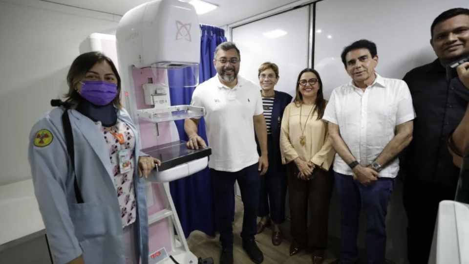 Wilson Lima vistoria estrutura que vai realizar exames na Carreta da Saúde da Mulher em Manacapuru