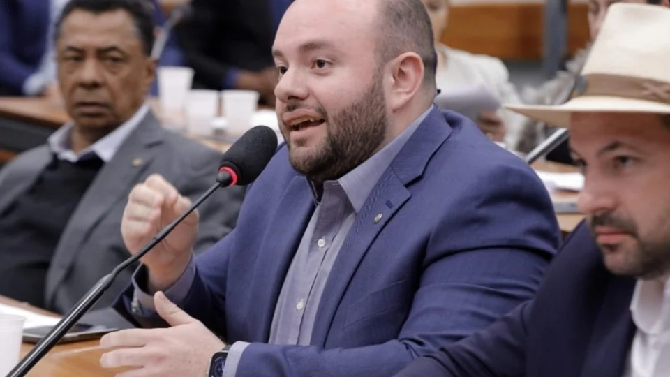 “Relatório da CPI da Saúde contribuiu para avanços no setor”, diz deputado Fausto Jr.