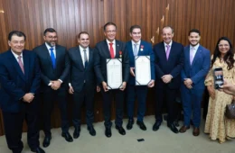 Wilson Lima, Omar Aziz e Eduardo Braga dividem bancada em homenagem a Mauro Campbell na Aleam