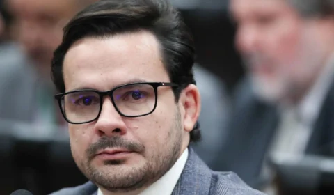 “Julgamento é um teatro para calar a oposição”, diz Alberto Neto sobre Bolsonaro