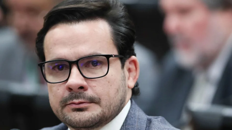 “Julgamento é um teatro para calar a oposição”, diz Alberto Neto sobre Bolsonaro