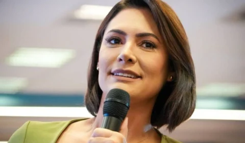 Michelle Bolsonaro compartilha Salmo durante início do julgamento de Jair Bolsonaro no STF