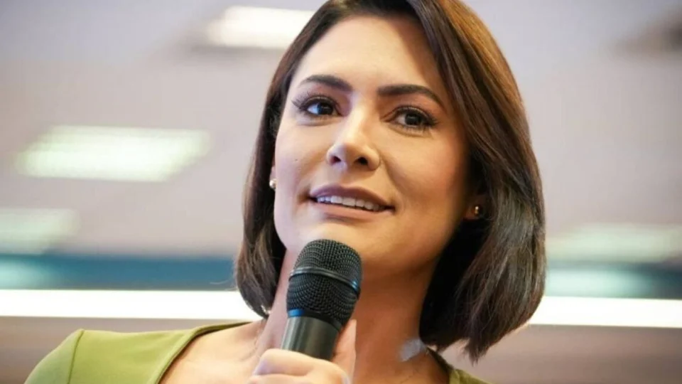 Michelle Bolsonaro compartilha Salmo durante início do julgamento de Jair Bolsonaro no STF