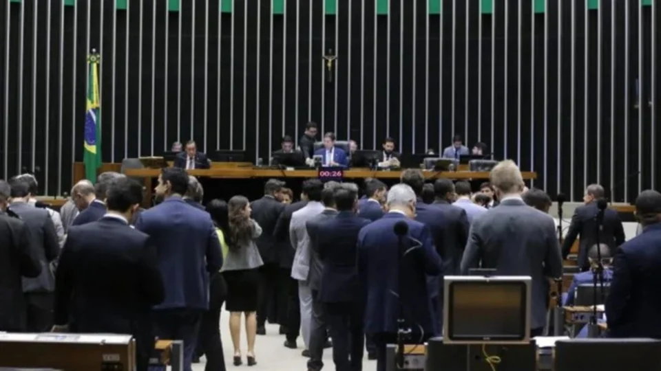 Deputados aprovam projeto que proíbe descontos de associações em benefícios do INSS