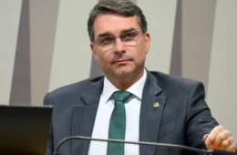 Flávio Bolsonaro afirma que 7 de Setembro “energizou” o pai e critica julgamento no STF