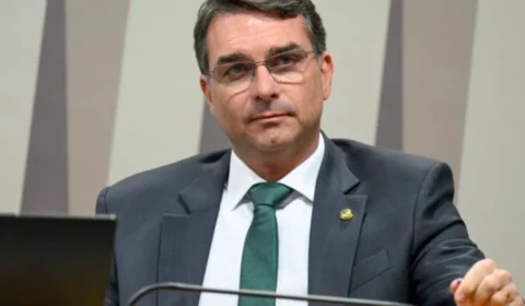 Flávio Bolsonaro afirma que 7 de Setembro “energizou” o pai e critica julgamento no STF