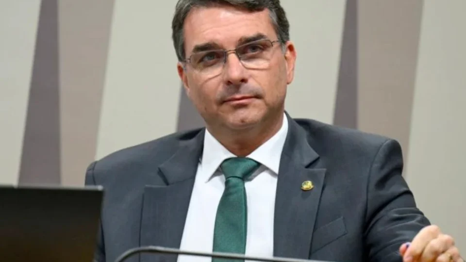 Flávio Bolsonaro afirma que 7 de Setembro “energizou” o pai e critica julgamento no STF